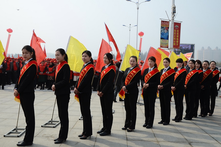 正陽新地花生集團志愿者擔當“增輝黨旗·志愿有我”禮儀.JPG